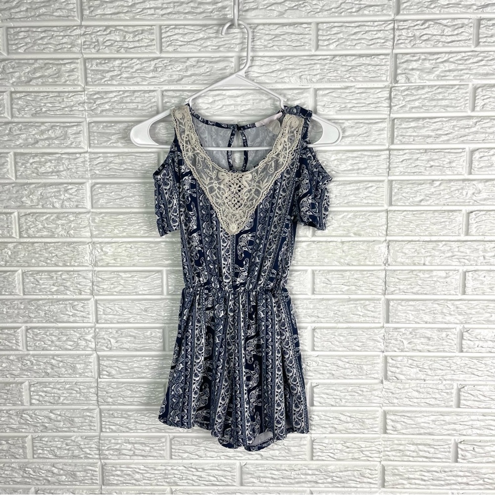 Heart & Arrow Paisley Patterned Cold Shoulder Romper Lace Accent Size Medium 10